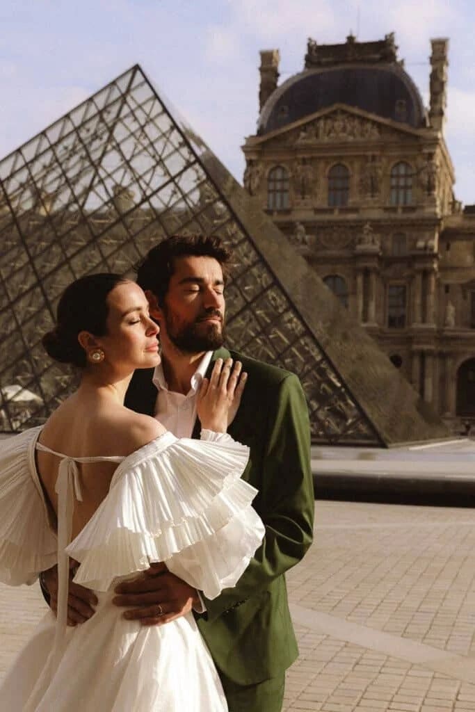Couples photo session by the Louvre in Paris